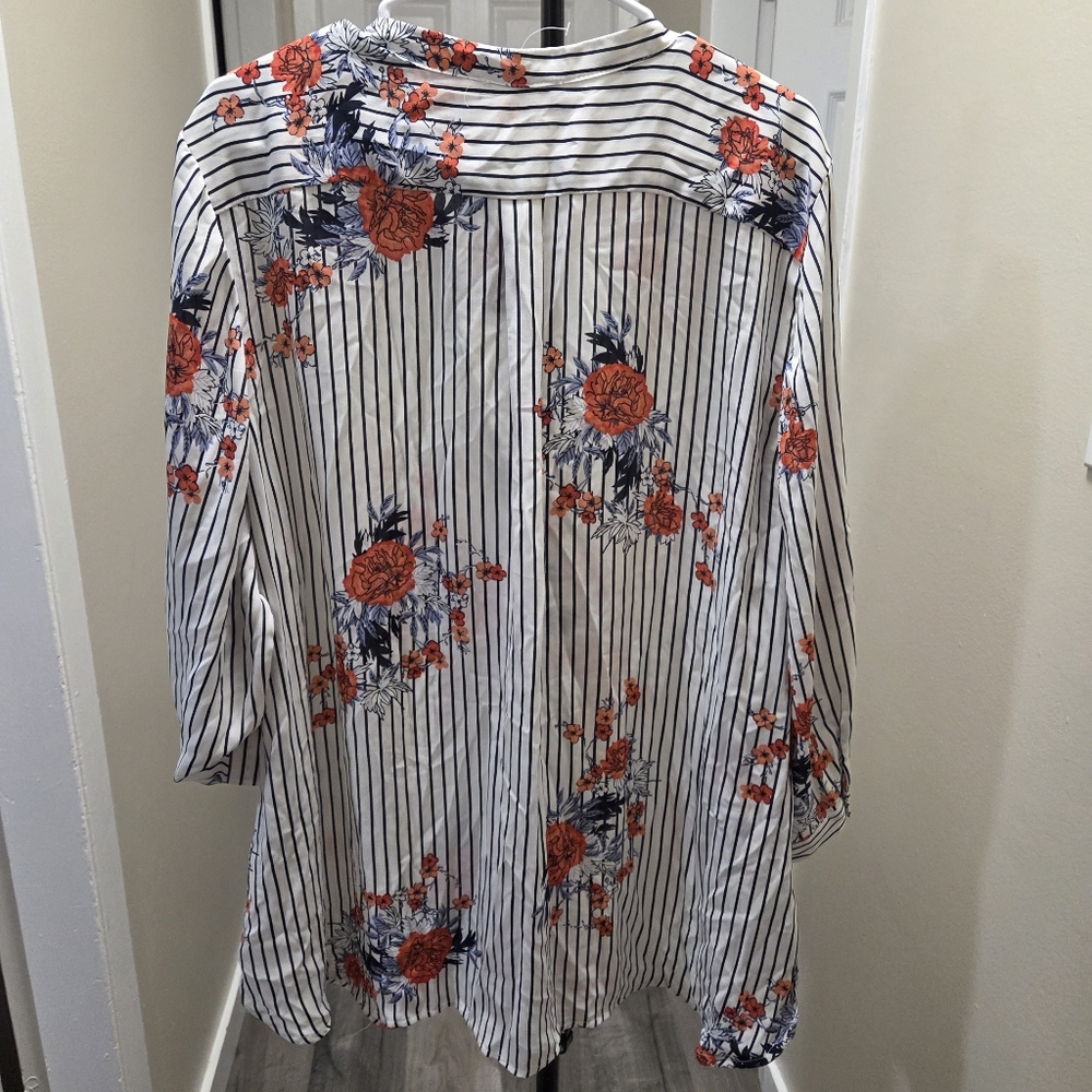 BNWT Mandee Plus Half-Button V-Neck Stripe Floral Blouse | 3/4 Sleeve Relaxed Fi - Picture 3 of 8